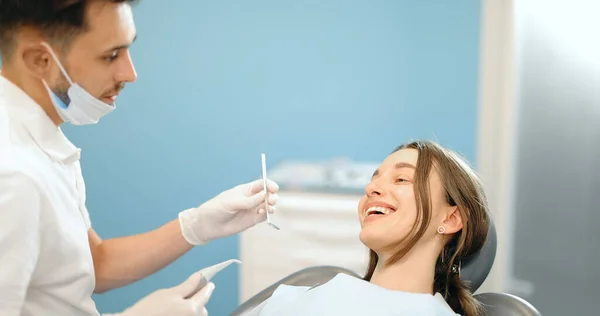 Junge Patientin bei der Zahnuntersuchung in der Zahnarztpraxis — Stockfoto