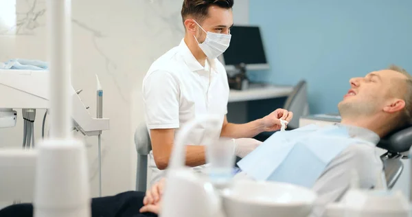 Пациент и стоматолог готовятся к стоматологическому осмотру — стоковое фото