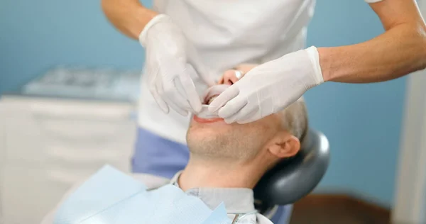 Patiënt met tandbeugels tijdens een regelmatig orthodontisch bezoek — Stockfoto