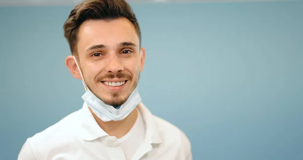 Ritratto di un giovane dentista sorridente nello studio dentistico — Foto Stock