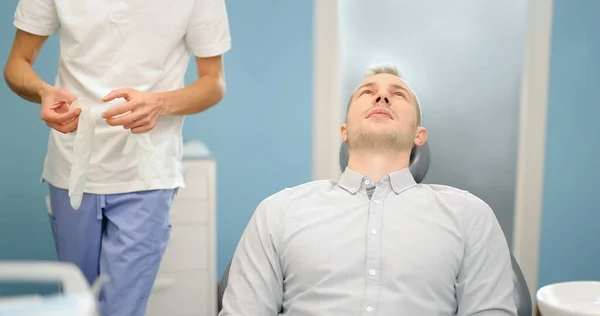 Patiënt en tandarts die zich voorbereiden op de tandheelkundige controle — Stockfoto