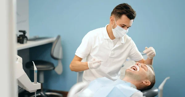牙齿矫正治疗过程中的牙科医生和病人 — 图库照片
