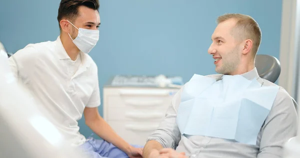 Paciente y dentista que se prepara para la revisión dental — Foto de Stock