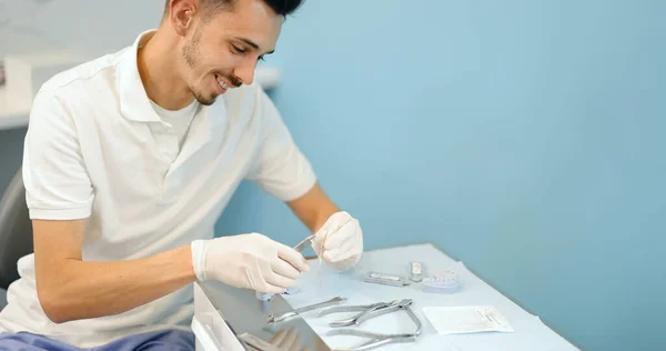 Technicien dentaire travaillant avec un modèle de dents et d'appareils dentaires — Photo
