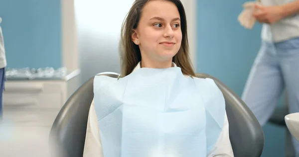 Chica esperando el tratamiento dental en el consultorio dental —  Fotos de Stock