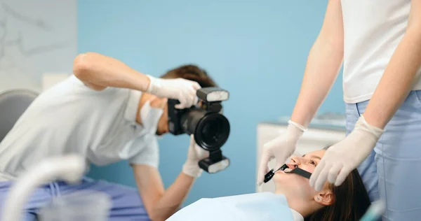 Dentista fotografando o resultado de seu trabalho — Fotografia de Stock