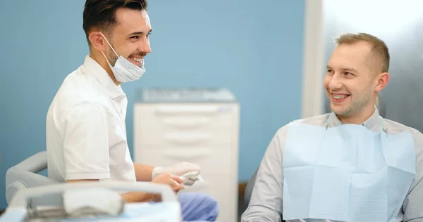Pacient a zubař se připravují na zubní prohlídku — Stock fotografie