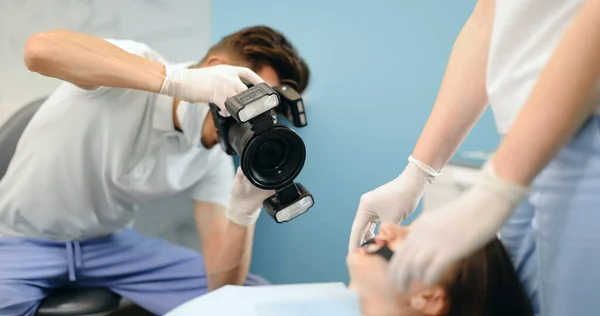 Dentysta fotografujący wyniki swojej pracy — Zdjęcie stockowe
