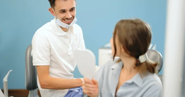 Glücklicher Zahnarzt mit einer jungen Patientin in der Zahnarztpraxis — Stockfoto