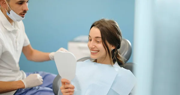 Ofiste genç bir hastası olan mutlu bir dişçi. — Stok fotoğraf