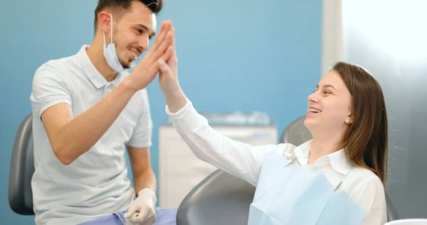 Felice paziente dando cinque al dentista — Foto Stock