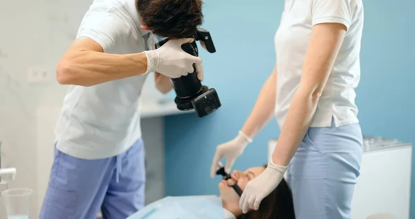 치과 의사가 자신의 작업 결과를 촬영하는 모습 — 스톡 사진