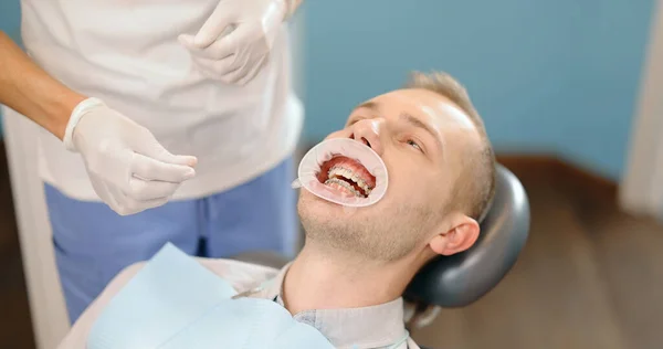 Paciente com aparelho dentário durante consulta ortodôntica regular — Fotografia de Stock