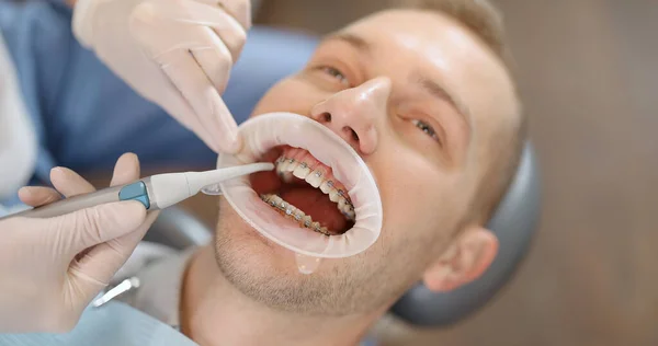 Fogszabályzóval rendelkező beteg fogászati kezelés alatt — Stock Fotó