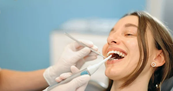 Junge Patientin bei der Zahnuntersuchung in der Zahnarztpraxis — Stockfoto