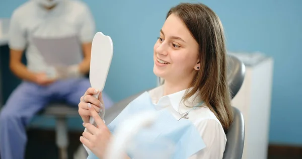 Mädchen glücklich mit ihrem Lächeln während einer kieferorthopädischen Behandlung — Stockfoto