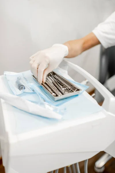 牙科医生在治疗期间使用牙科工具 — 图库照片