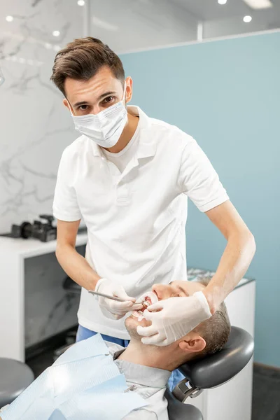 Patiënt met tandbeugels tijdens een regelmatig orthodontisch bezoek — Stockfoto