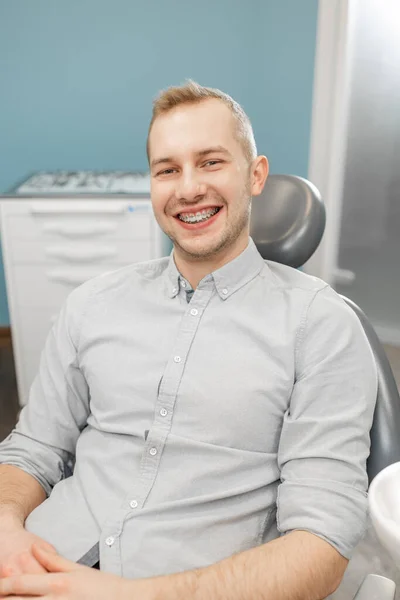 Retrato de un paciente masculino con frenos dentales —  Fotos de Stock