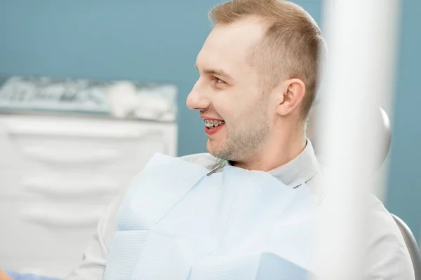 Uomo in attesa del medico presso lo studio dentistico — Foto Stock