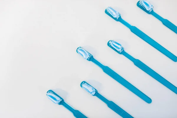 Brosses à dents en plastique bleu avec dentifrice isolé sur fond blanc — Photo