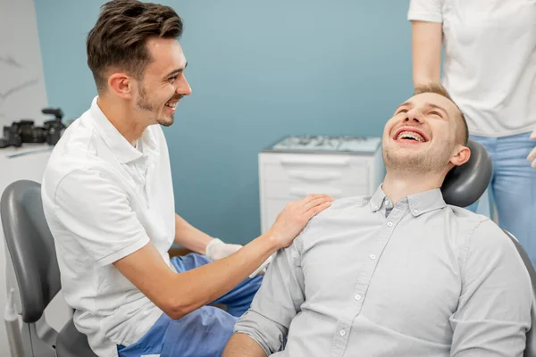 Patient och tandläkare förbereder sig för tandkontrollen — Stockfoto