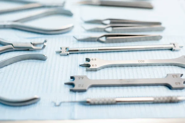 Alat gigi untuk perawatan ortodontik tergeletak di atas meja — Stok Foto