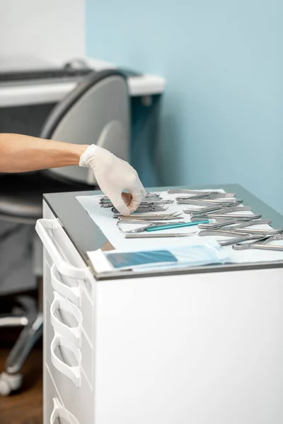 治療中に歯科医療器具を服用する歯科医 — ストック写真