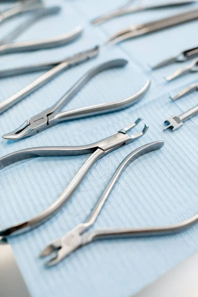 Ferramentas odontológicas para tratamento ortodôntico deitado sobre a mesa — Fotografia de Stock