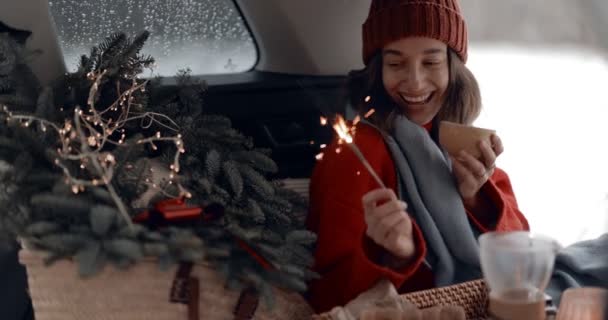 Mulher em um tronco de carro, viajando durante umas férias de inverno — Vídeo de Stock