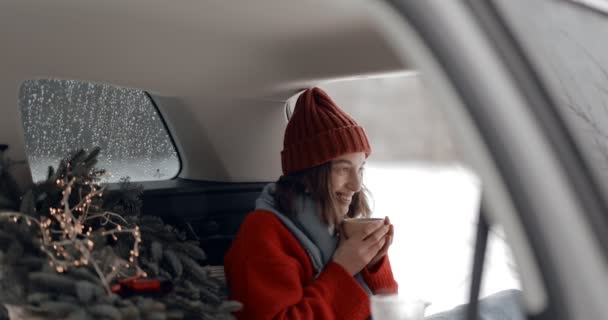 Mujer en el maletero de un coche, viajando durante unas vacaciones de invierno — Vídeos de Stock
