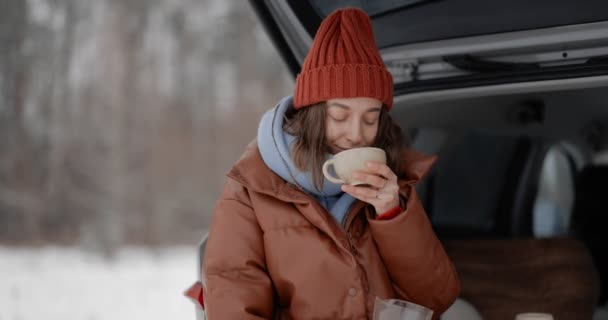 車のトランクの女性は、冬の時間に旅行 — ストック動画