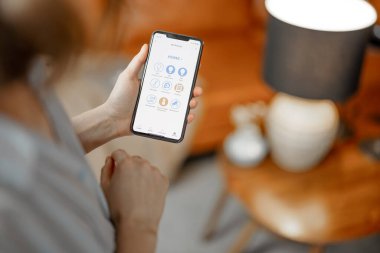 Ampulü ayarlamak için başlatılan uygulamalı akıllı telefon 