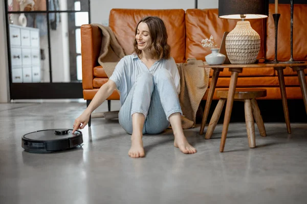 Aspirapolvere robotico pulire la stanza a casa — Foto Stock