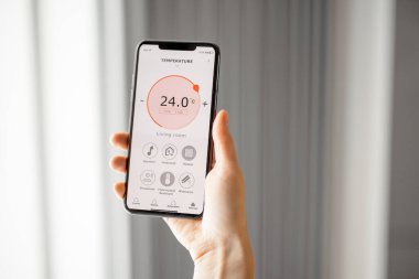 Sıcaklık ayarlaması için çalıştırılmış uygulamalı akıllı telefon