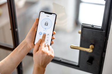 Alarm güvenliği için çalıştırılmış uygulamalı akıllı telefon 