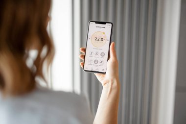 Sıcaklık ayarlaması için çalıştırılmış uygulamalı akıllı telefon