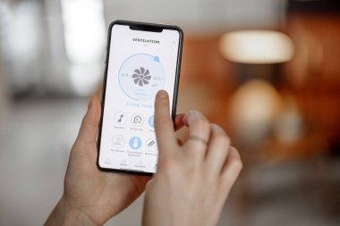 Havalandırma ayarlama için başlatılan uygulamalı akıllı telefon