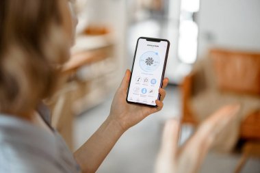 Havalandırma ayarlama için başlatılan uygulamalı akıllı telefon
