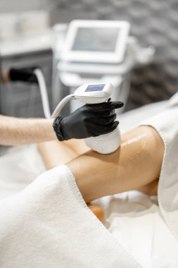 Doktor klinikte ultrason liposuction prosedürü uyguluyor..