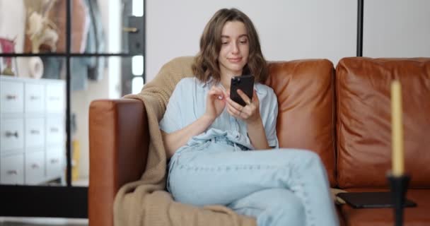 Žena s chytrým telefonem v útulném domě — Stock video