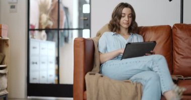 Evinde dijital tabletli bir kadın