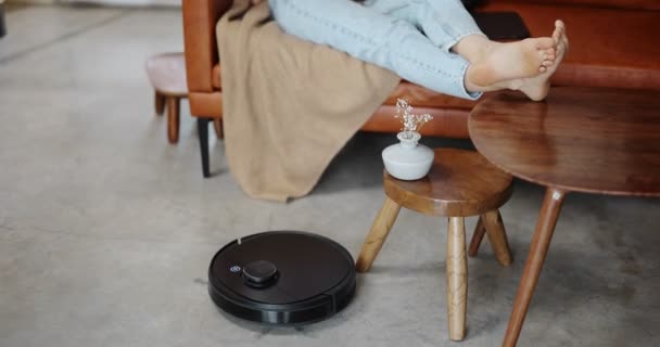 Ρομπότ ηλεκτρική σκούπα καθαρισμού στο σπίτι — Αρχείο Βίντεο