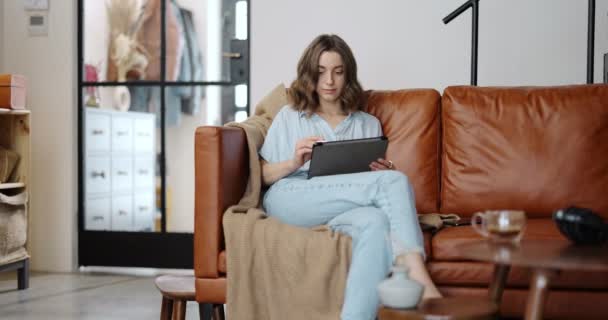 Evde dijital tablet üzerinde çalışan kadın sanatçı — Stok video