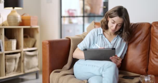 Artista feminina trabalhando em um tablet digital em casa — Vídeo de Stock