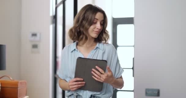 Mulher com um tablet digital em casa aconchegante — Vídeo de Stock