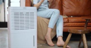 Evinde havalandırma ya da havalandırma sistemi olan bir kadın.