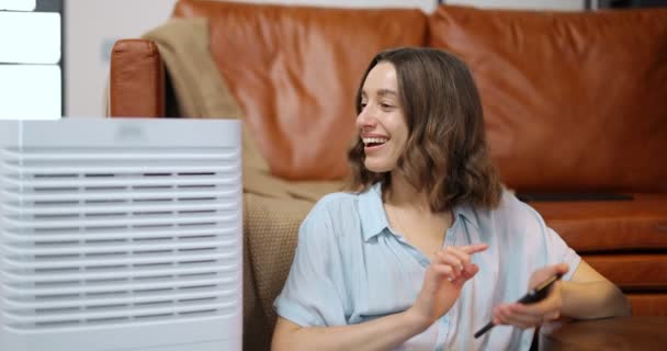 家庭用空気清浄機又はコンディショナーを有する女性 — ストック動画