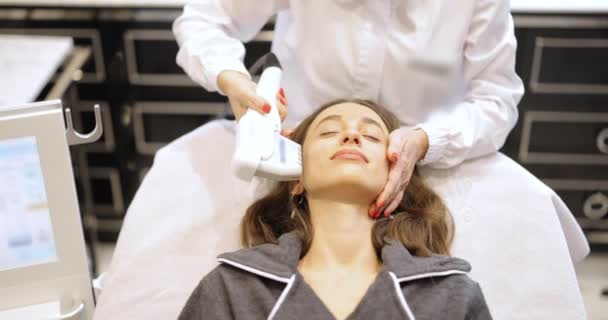 Kvinna på ultraljud ansiktslyftning förfarande i kosmetologi salong — Stockvideo