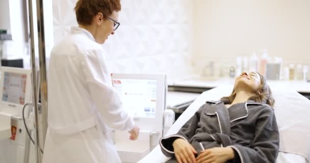 Frau beim Ultraschall-Gesichtslifting im Kosmetologie-Salon — Stockvideo